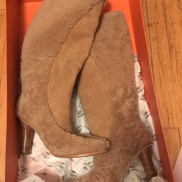UGGS - Picture 5 of 5